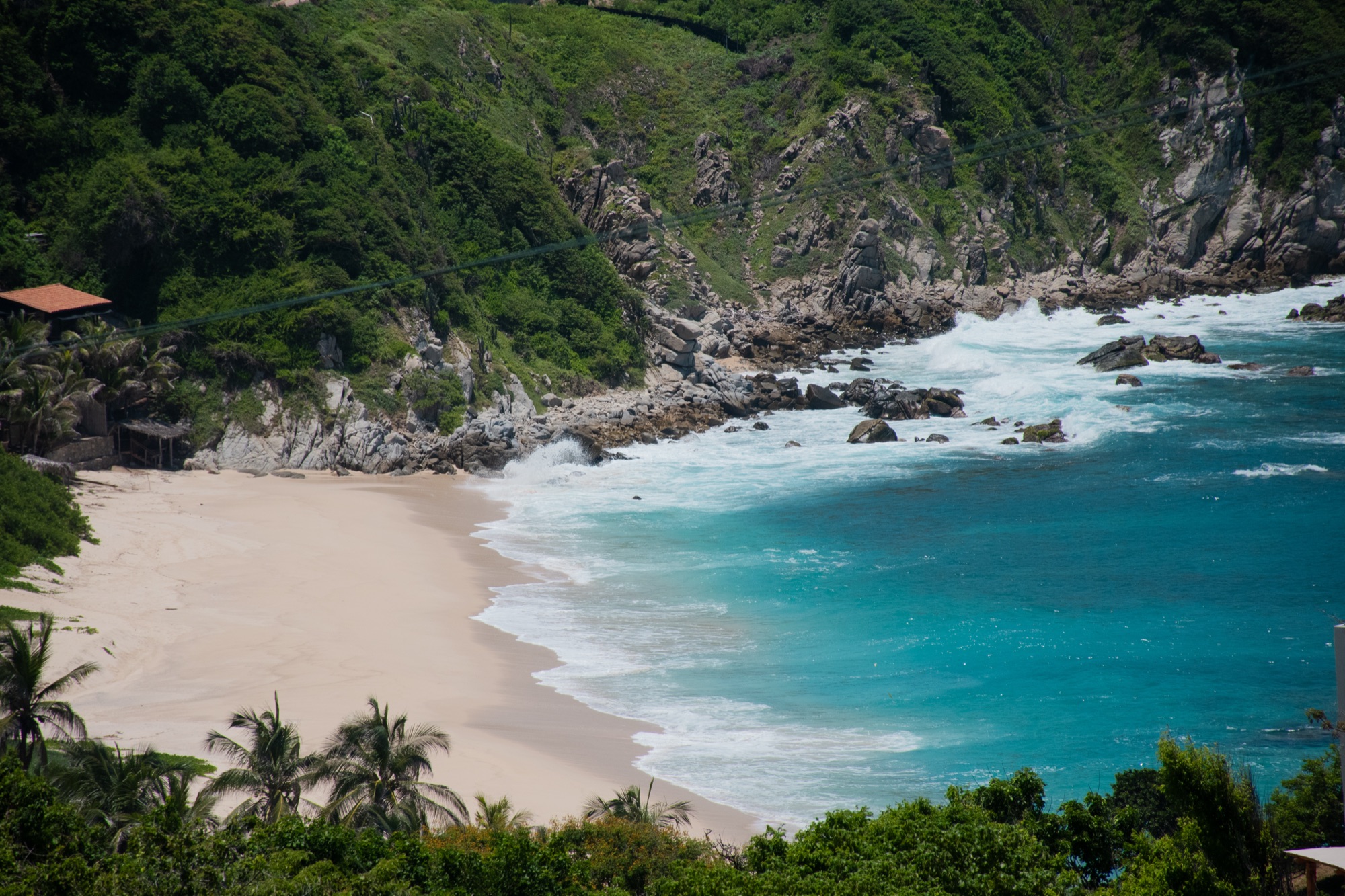 La playa de Salchi vista desde la colina